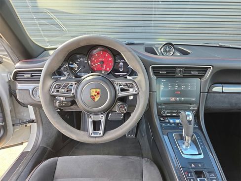 Used 2018 Porsche 911 Targa 4 GTS image 9