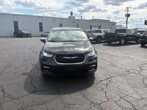 Used 2023 Chrysler Pacifica Limited FWD image 3