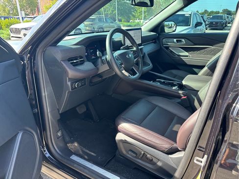 Used 2025 Ford Explorer Platinum w/ Ultimate Package AWD/4WD image 6