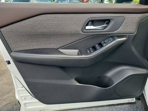Used 2022 Nissan Rogue SV FWD image 16