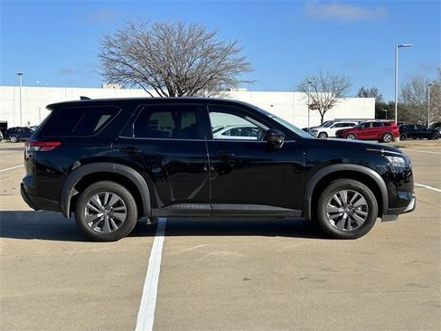Used 2024 Nissan Pathfinder S image 3