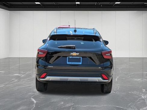 Used 2025 Chevrolet Trax LT FWD image 4