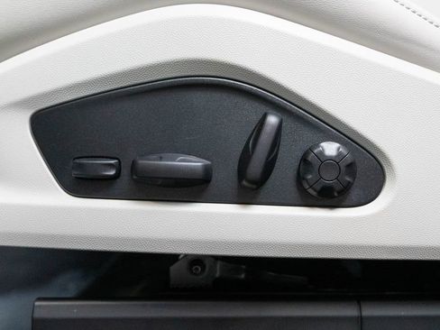 Certified 2025 Porsche Macan 4S Electric AWD/4WD image 20