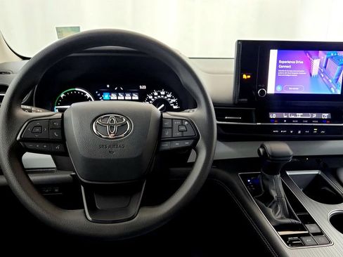 Certified 2025 Toyota Sienna LE AWD/4WD image 29