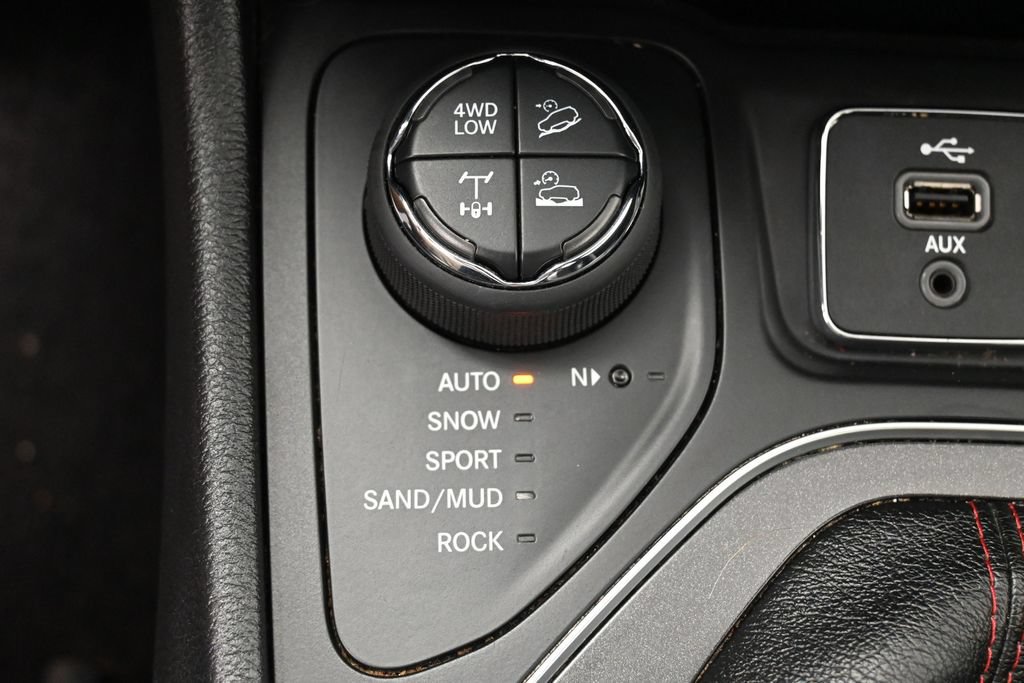 Used 2019 Jeep Cherokee Trailhawk w/ Comfort/Convenience Group AWD/4WD image 24