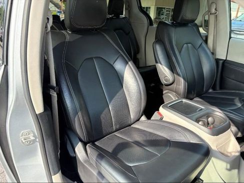 Used 2023 Chrysler Pacifica Touring-L image 16