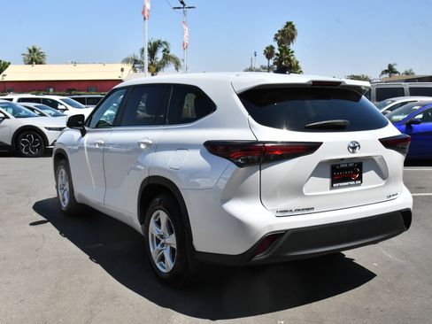 Used 2024 Toyota Highlander LE AWD/4WD image 6