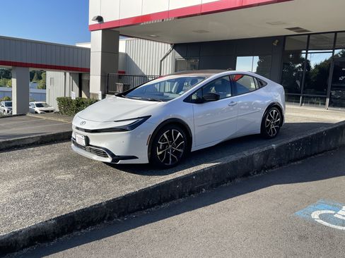 Certified 2024 Toyota Prius Prime FWD image 4