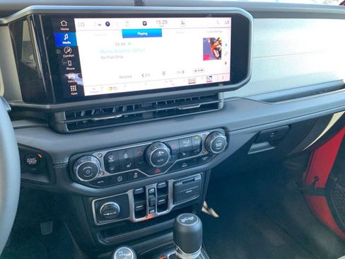 Used 2025 Jeep Wrangler Sahara image 18