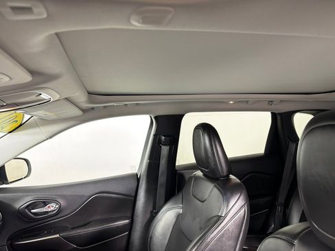 Used 2019 Jeep Cherokee Latitude Plus w/ Comfort/Convenience Group image 13