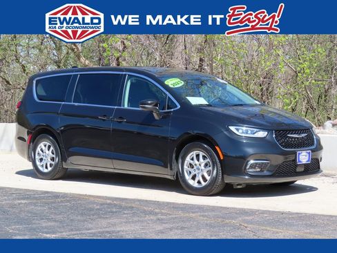 Used 2023 Chrysler Pacifica Touring-L FWD image 1