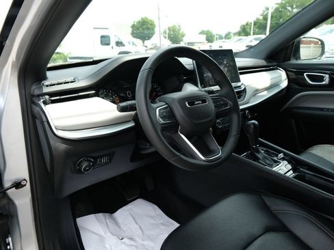 Used 2025 Jeep Compass Limited AWD/4WD image 3