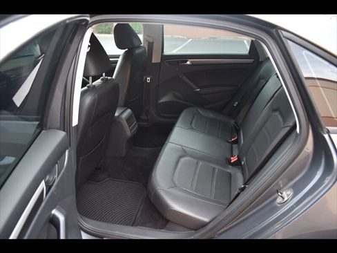 Used 2018 Volkswagen Passat 2.0T R-Line image 20