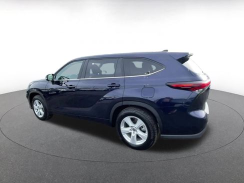 Used 2025 Toyota Highlander LE image 10