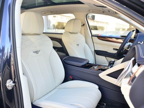 Used 2023 Bentley Bentayga Extended Wheelbase image 23