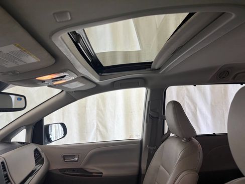 Used 2019 Toyota Sienna XLE FWD image 16