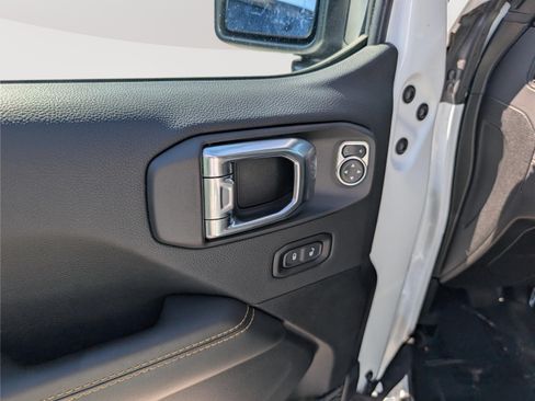 Used 2025 Jeep Gladiator Sport AWD/4WD image 19