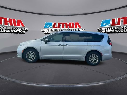 Used 2023 Chrysler Pacifica Touring FWD image 5