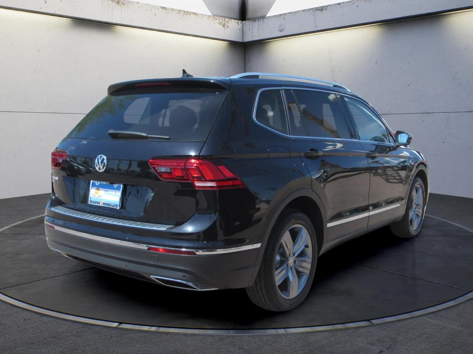 Used 2020 Volkswagen Tiguan SE R-Line FWD image 5
