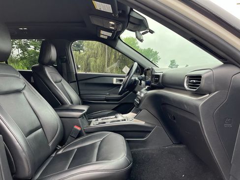Used 2020 Ford Explorer XLT w/ Equipment Group 202A AWD/4WD image 27