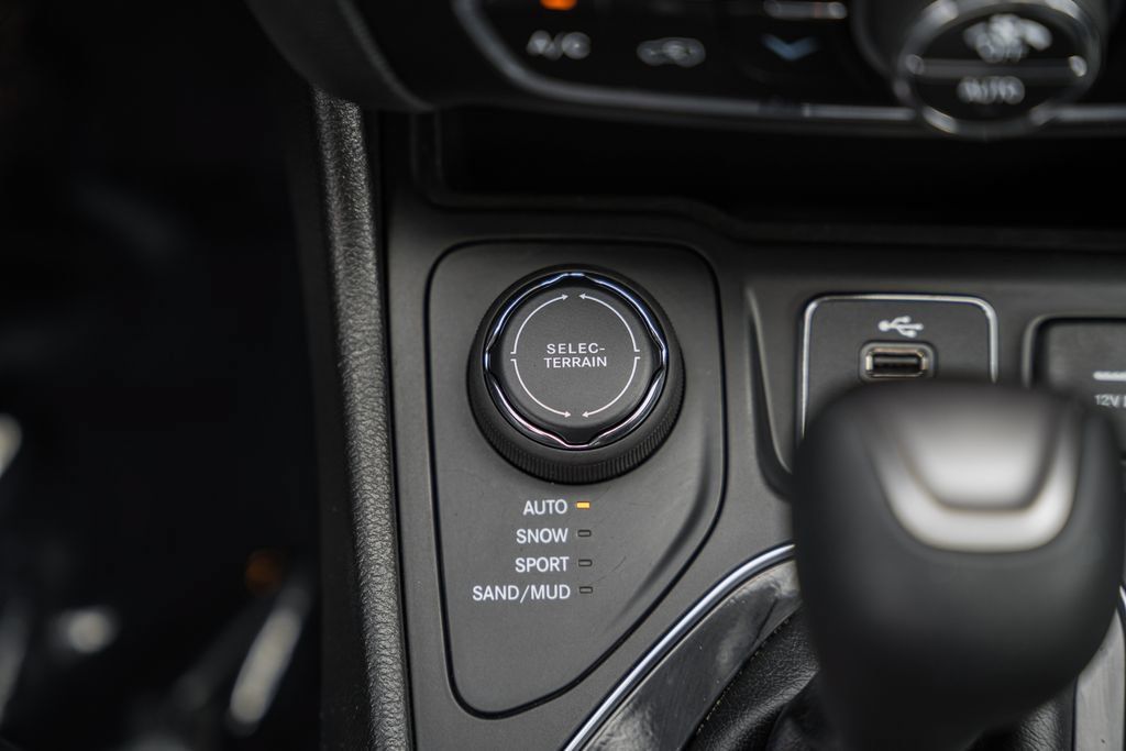 Used 2019 Jeep Cherokee Limited AWD/4WD image 26