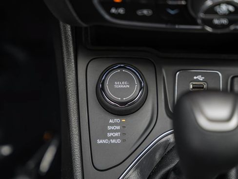 Used 2019 Jeep Cherokee Limited AWD/4WD image 26