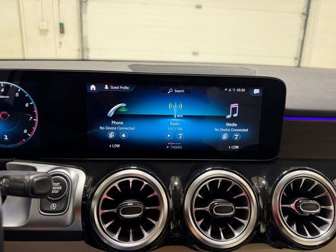 Used 2022 Mercedes-Benz GLB 250 4MATIC w/ Premium Package Lite image 15