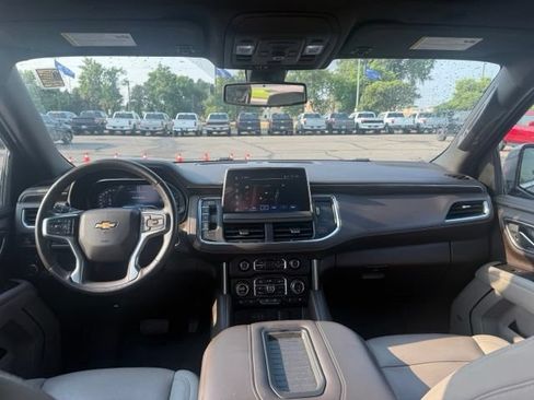 Used 2022 Chevrolet Suburban LT w/ Luxury Package AWD/4WD image 2