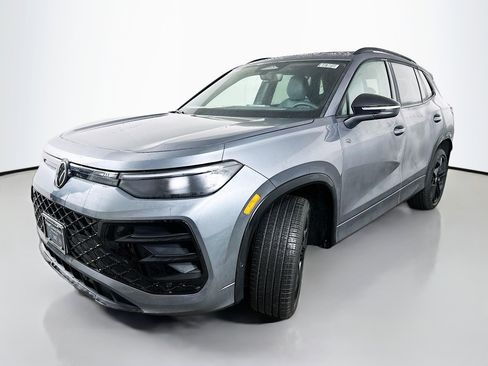 New 2026 Volkswagen Tiguan SE R-Line image 3