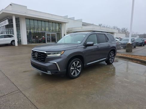New 2025 Honda Pilot Touring image 1