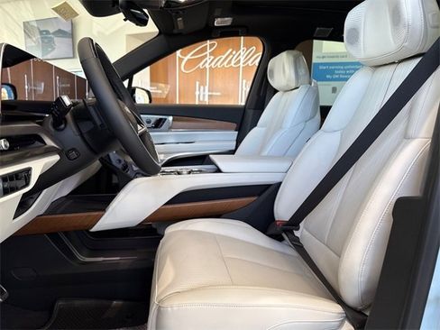 New 2026 Cadillac Vistiq Sport image 9