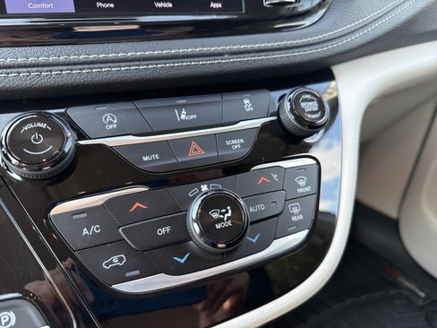 Used 2022 Chrysler Pacifica Touring-L FWD image 23