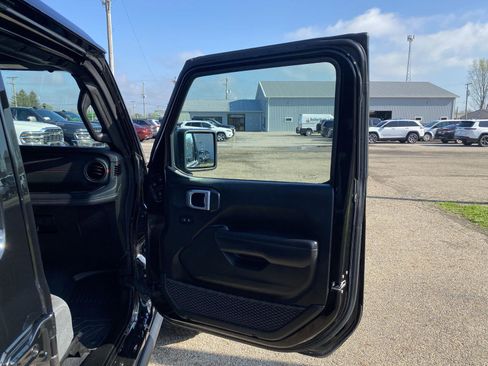 Used 2025 Jeep Wrangler Unlimited Rubicon w/ Convenience Group AWD/4WD image 33