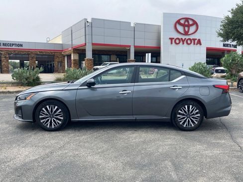 Used 2025 Nissan Altima 2.5 SV FWD image 6