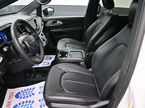Used 2024 Chrysler Pacifica Select image 14