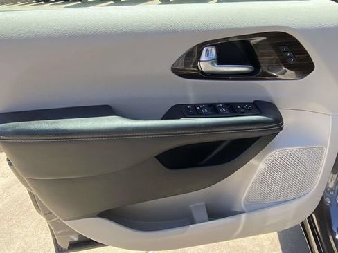 Used 2023 Chrysler Pacifica Limited FWD image 14