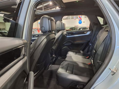 Used 2024 Porsche Cayenne AWD/4WD image 17