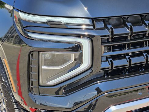 New 2026 Chevrolet Suburban Z71 w/ Comfort Package AWD/4WD image 9