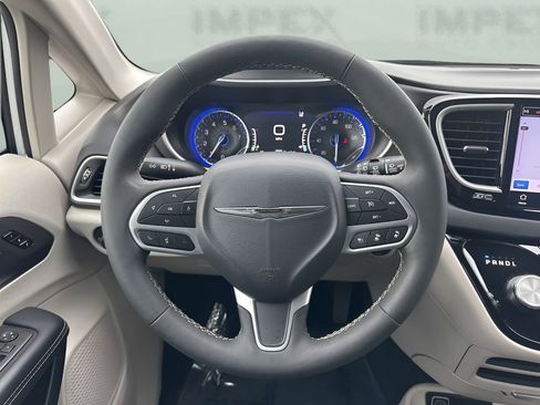 Used 2024 Chrysler Pacifica Touring-L image 16