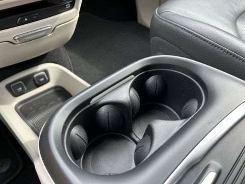 Used 2020 Chrysler Pacifica Touring-L Plus w/ Advanced Safetytec Group FWD image 28