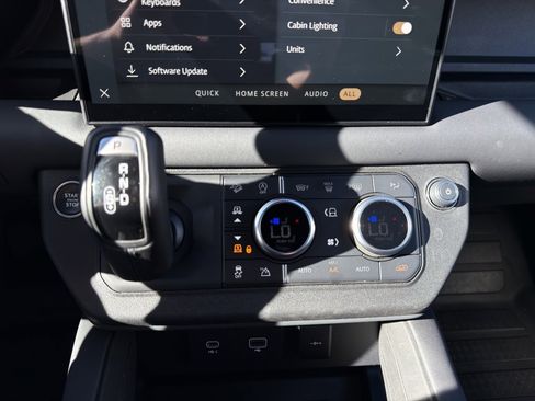 Used 2024 Land Rover Defender 130 X-Dynamic SE image 23