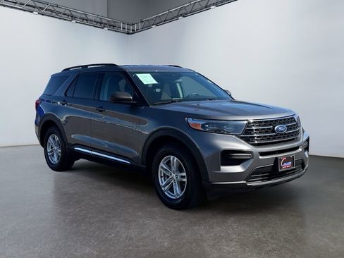 Used 2022 Ford Explorer XLT AWD/4WD image 3