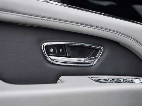 Used 2023 Bentley Bentayga Extended Wheelbase image 31