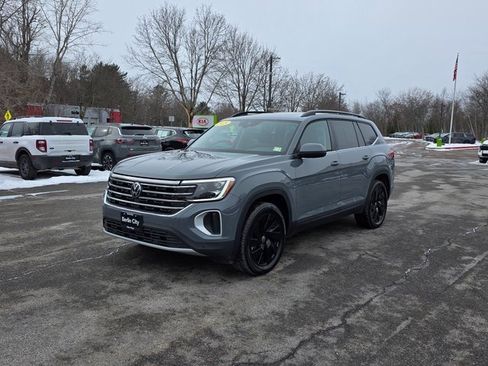 Used 2025 Volkswagen Atlas SE image 4