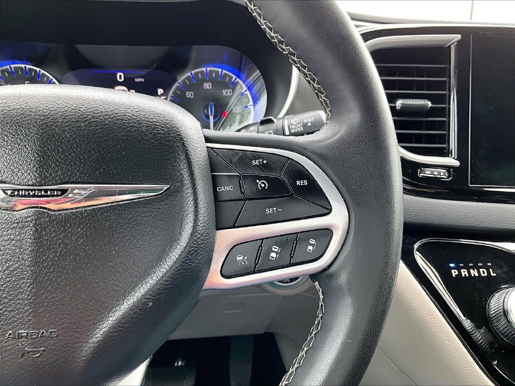 Used 2023 Chrysler Pacifica Touring-L FWD image 14