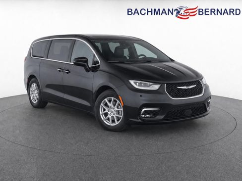 Used 2023 Chrysler Pacifica Touring-L FWD image 1