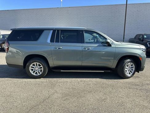 Used 2024 Chevrolet Suburban LT image 3