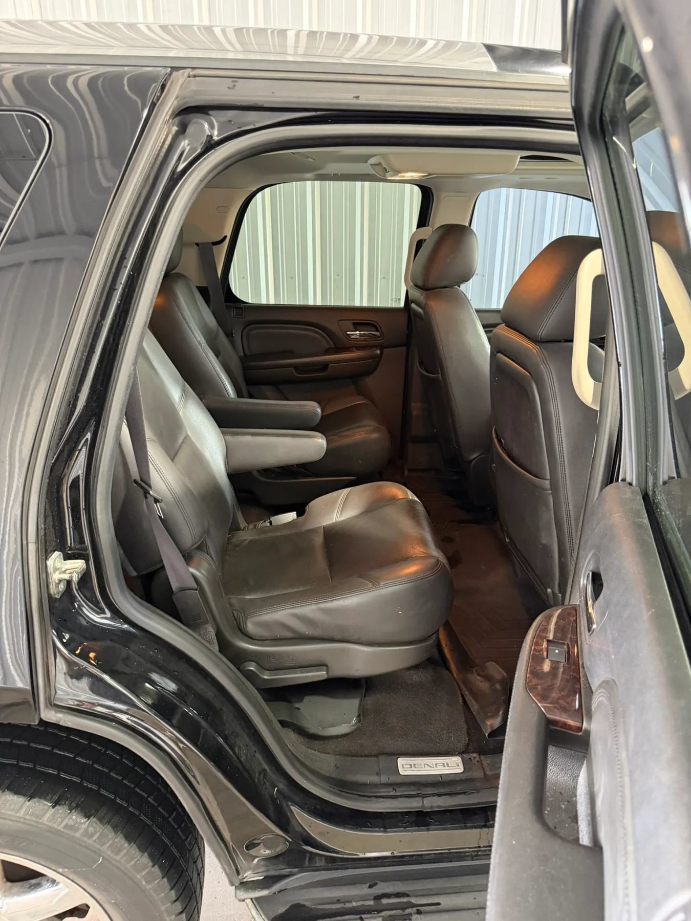 Used 2011 GMC Yukon Denali RWD image 27