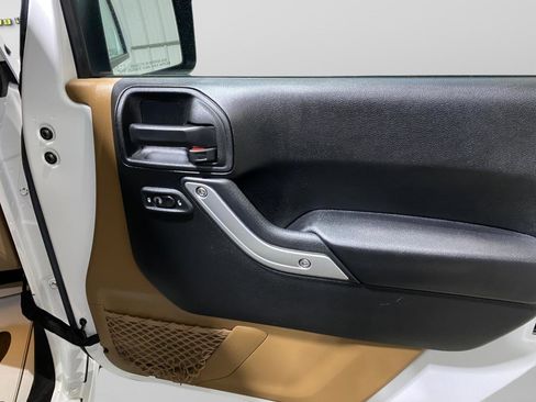 Used 2017 Jeep Wrangler Sahara w/ Connectivity Group image 16