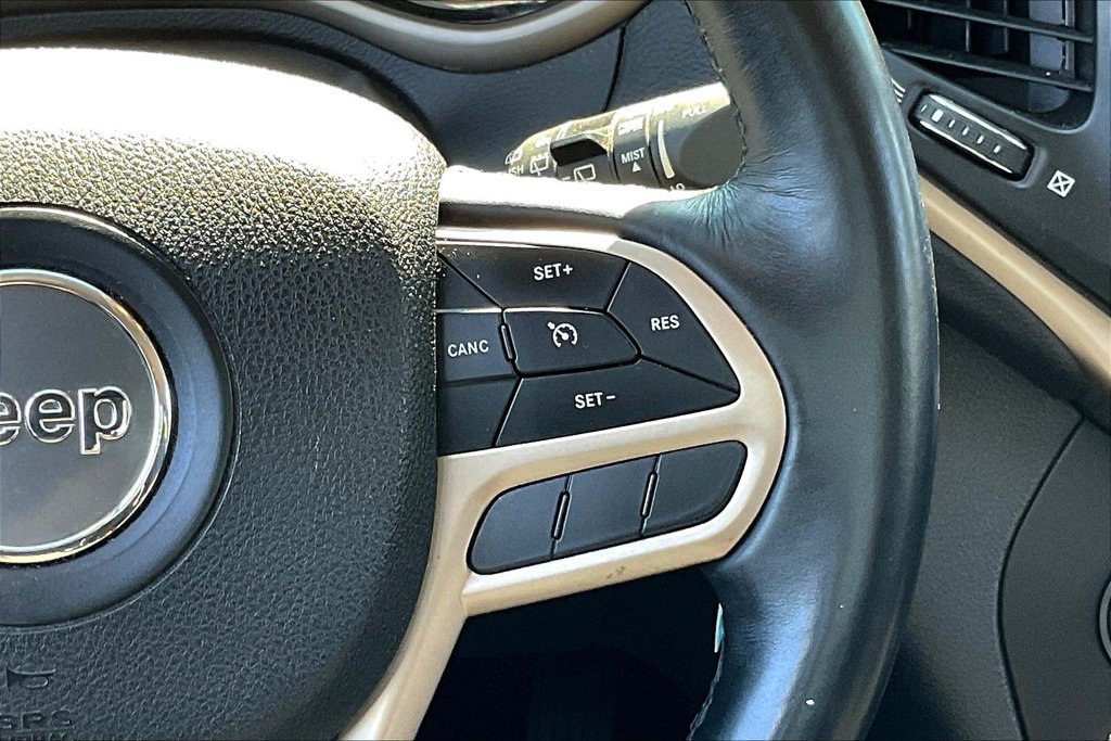 Used 2017 Jeep Cherokee Latitude w/ Cold Weather Group AWD/4WD image 12